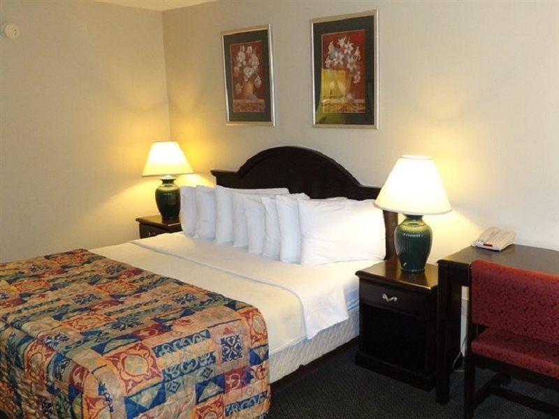 Baymont By Wyndham Petoskey Motel Buitenkant foto