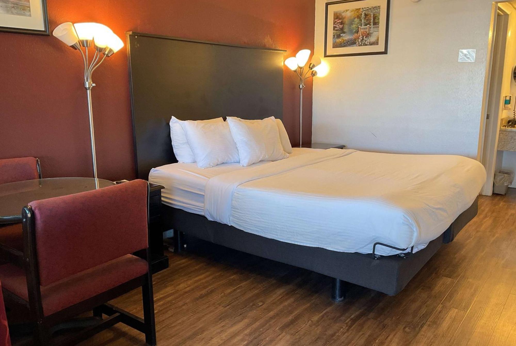 Baymont By Wyndham Petoskey Motel Buitenkant foto