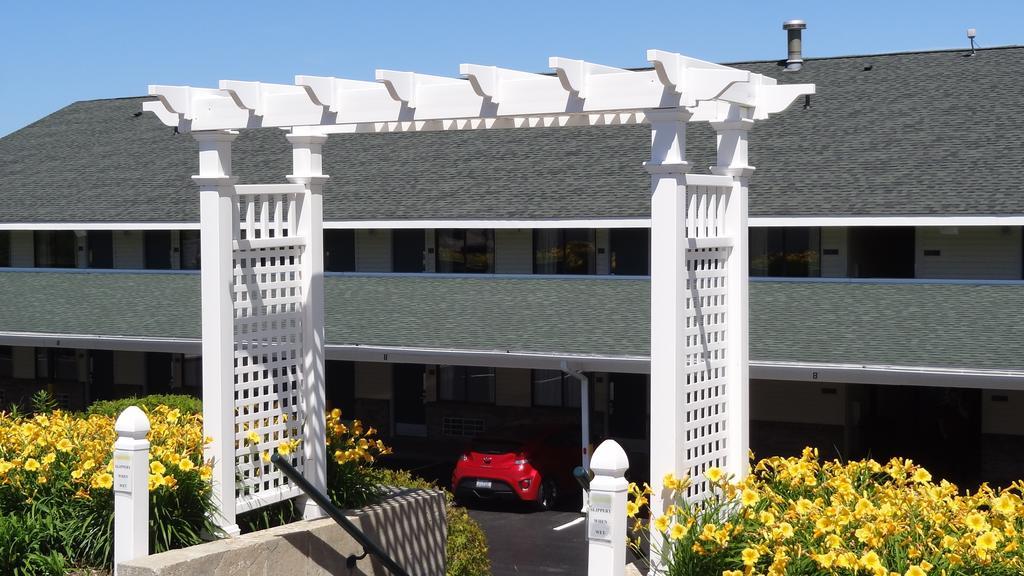 Baymont By Wyndham Petoskey Motel Buitenkant foto