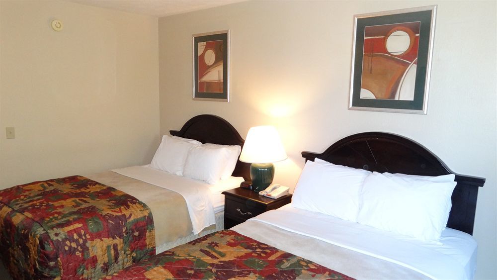 Baymont By Wyndham Petoskey Motel Buitenkant foto