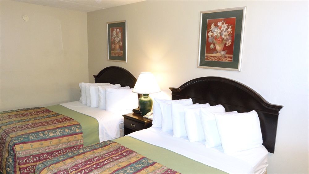 Baymont By Wyndham Petoskey Motel Buitenkant foto