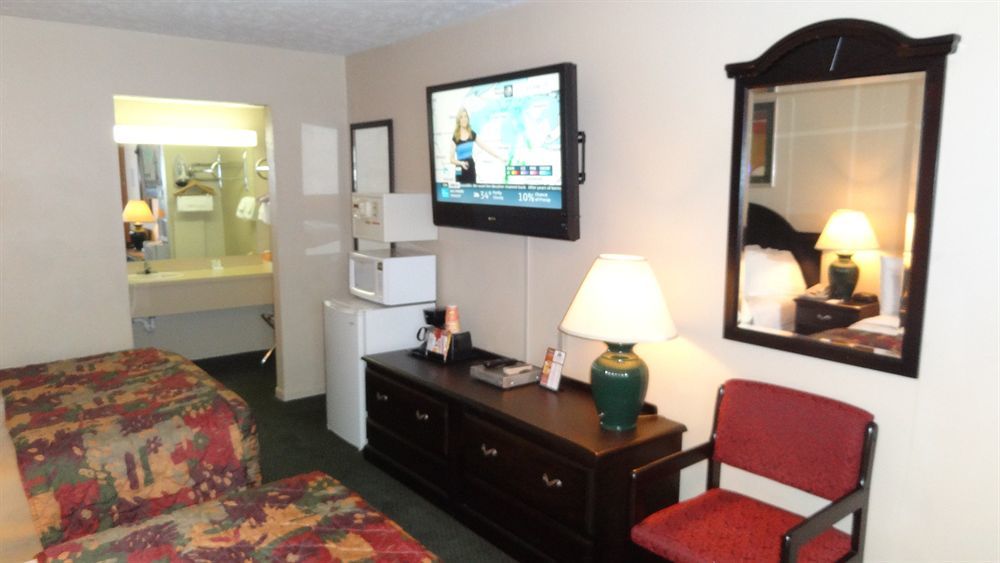 Baymont By Wyndham Petoskey Motel Buitenkant foto