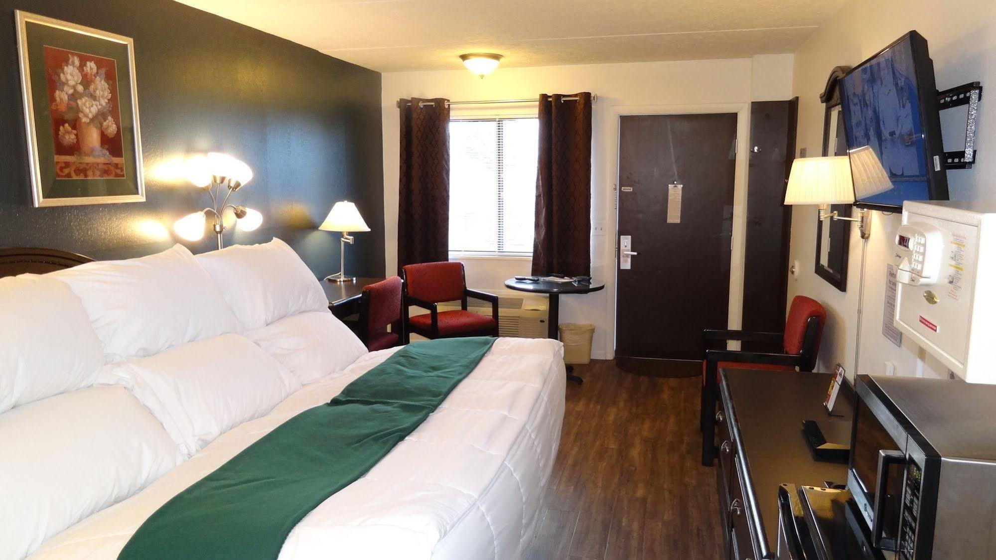 Baymont By Wyndham Petoskey Motel Buitenkant foto