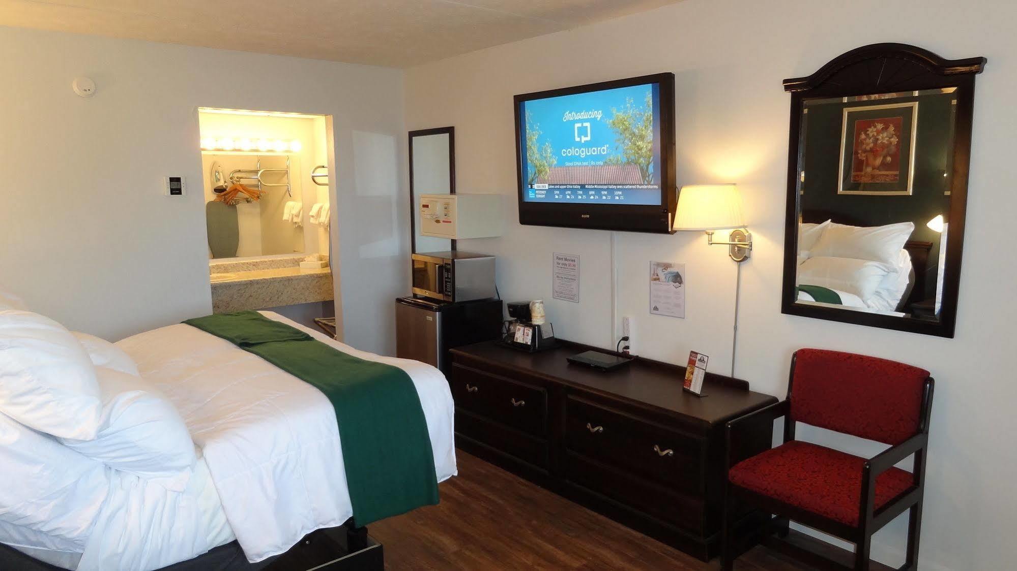 Baymont By Wyndham Petoskey Motel Buitenkant foto