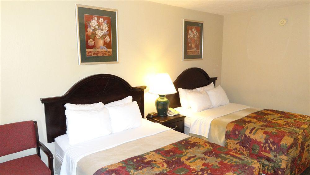 Baymont By Wyndham Petoskey Motel Buitenkant foto