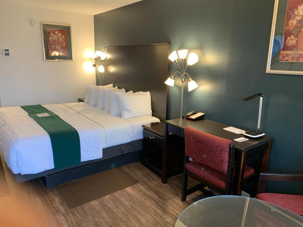 Baymont By Wyndham Petoskey Motel Buitenkant foto